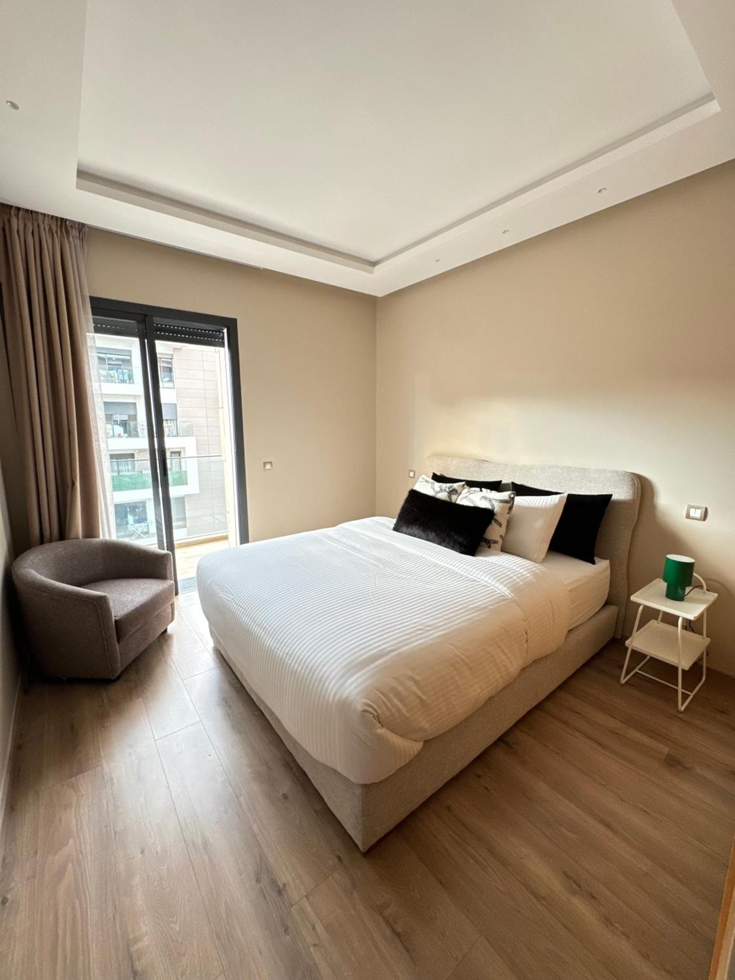 Apartment Minimalist Escape - Between Agdal Station & Corniche *